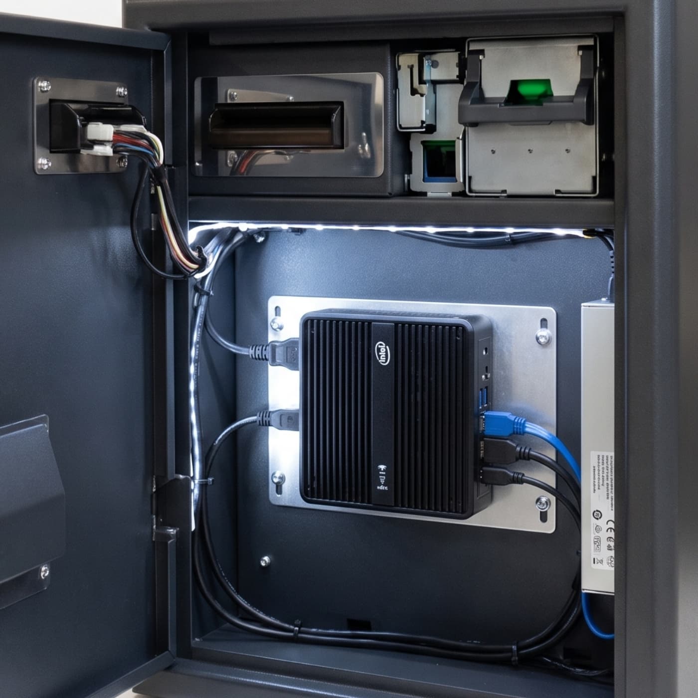 MiniPC interno J1900 con pantalla táctil de 7"