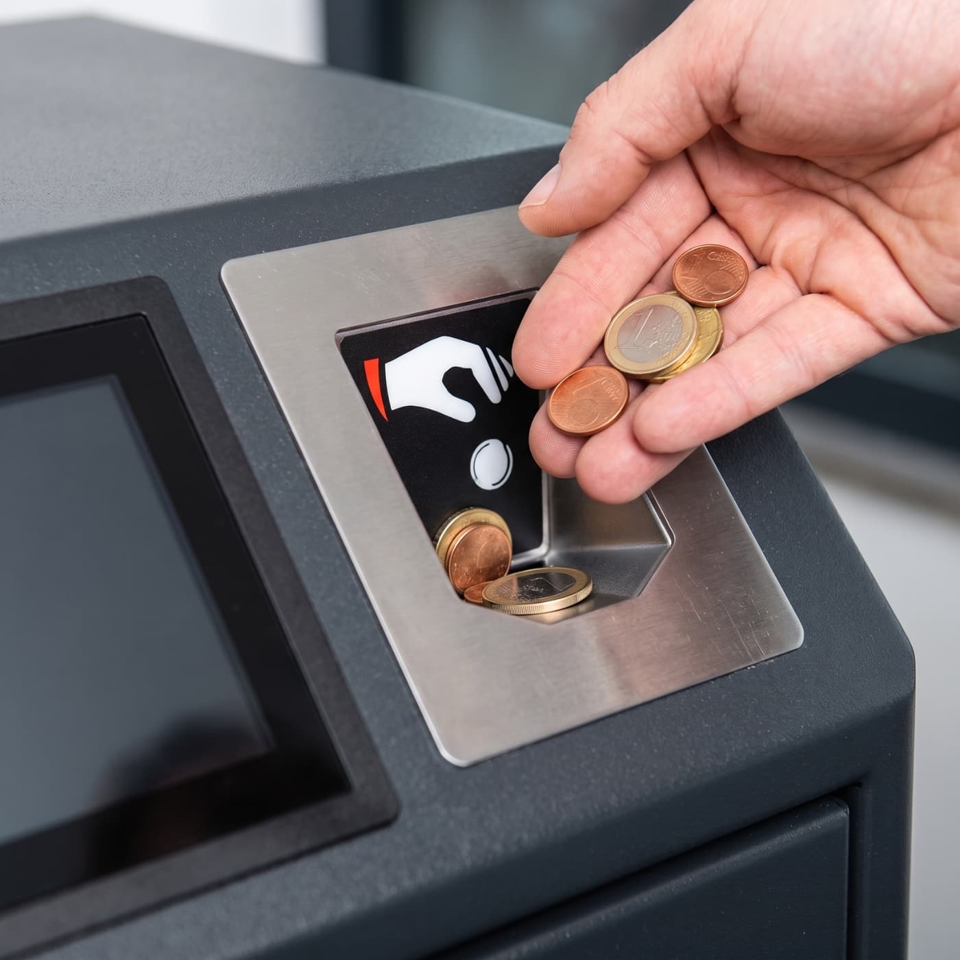 Tolva frontal para carga rápida de monedas